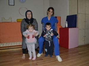 Hidrosefali Ve Gelişim Bozukluğu Olan İkizler Artık Yürüyor