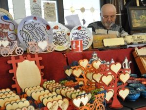 Kaligrafi Sanatını Kütahya’nın Sembolü Çini Tabaklar Üzerinde Sergiliyor