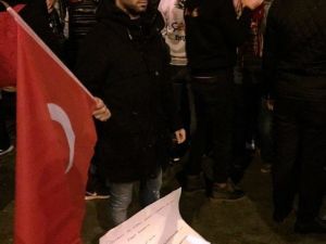 Emre Kaya, Şehitler Tepesi’ne Kırmızı Karanfil Bıraktı