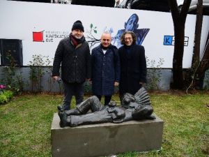 Çizgi Karakter Bezgin Bekir’in Heykeli Karikatür Evi’nde Yerini Aldı
