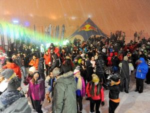 Kar Altında Böyle Eğlendiler