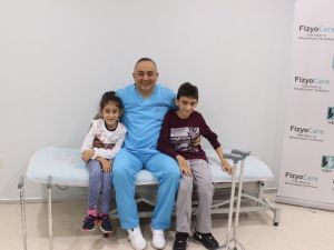 Beyin Felçli İki Kardeş İlk Adımlarını Attı