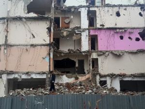 Avcılar’daki Bina Faciaya Davetiye Çıkarıyor