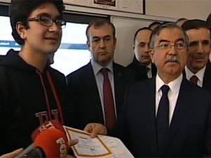 Milli Eğitim Bakanı Yılmaz Karneleri Dağıttı