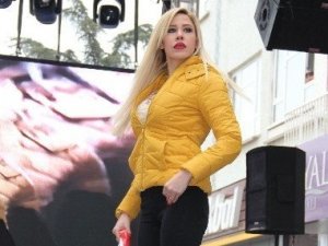 Biga’da Ünlü Mankenler Sokak Defilesinde