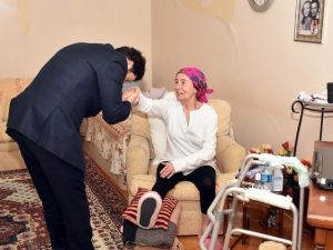 Başkan Hazinedar, Fatma Girik’i Evinde Ziyaret Etti