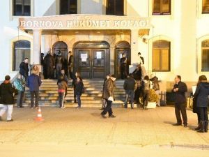 Kimlik Çıkartmak İçin Geceden Sıraya Girdiler