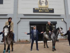 Uygur Kardeşlerden At Üzerinde Espri Şov