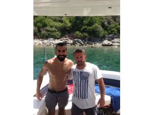 Ünlü Şarkıcı Gökhan Türkmen Marmariste Tekne Turunda