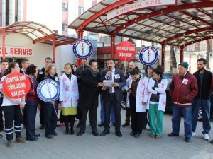 Sağlıkçılar Şiddeti Protesto Etti