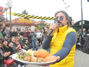 Çelik Konser Ortasında Balık İkramı Yaptı