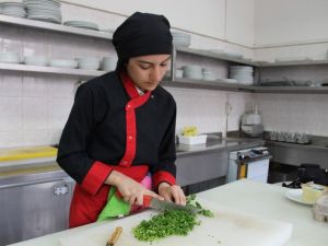 Öğrenciler Pişiriyor, Öğretmenler Yiyor