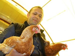 Arkadaşından Ödünç Aldığı 1 Horoz 2 Tavuk Hayatını Değiştirdi