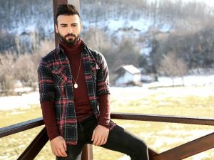 Ünlü şarkıcı Emre Kaya hastaneye kaldırıldı