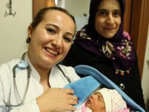 Hastaneye Yetişmeyince Arabada Doğum Yaptırdılar