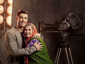 Ronaldo Oynadı, Ümmiye Teyze Yönetti