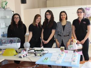 Kullanılmayan Kağıt Ve Plastiklerden Ambulans Tasarladılar