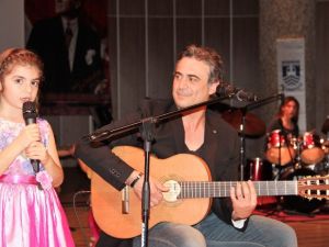 Kutsi 8 Yaşındaki Kızıyla Konser Verdi