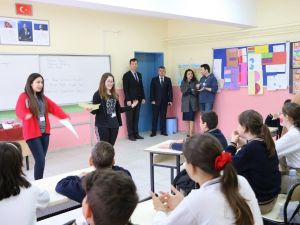 İhlas Koleji öğrencileri İngilizce öğretti