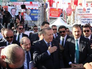 Cumhurbaşkanı Erdoğan vatandaşlarla fotoğraf çektirdi
