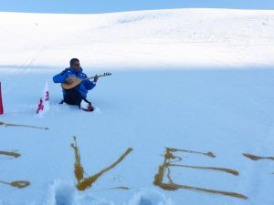 Türkücü Aydın Aydın, kar üzerine balla "Evet" yazdı