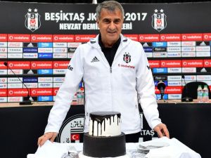 Şenol Güneş’in kızı Günçe Güneş’ten basın mensuplarına siyah-beyaz pasta ikramı