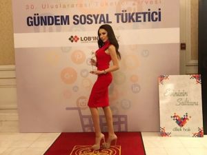 Ünlü manken Aral, tüketici zirvesinde ödül aldı