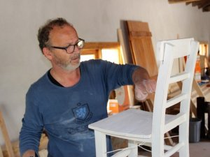 Hababam Sınıfı’nın başrol oyuncusu Bodrum’da tahta sandalye üretiyor