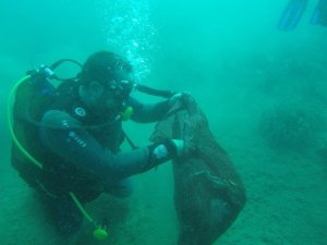 Ata Demirer deniz dibinde çöp topladı