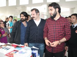 Diriliş Ertuğrul oyuncuları Kutluca ve Batuhan Konya Kitap Günleri’nde