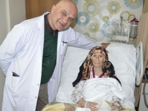 87 yaşındaki kadın riskli rahim ameliyatını başarıyla atlattı