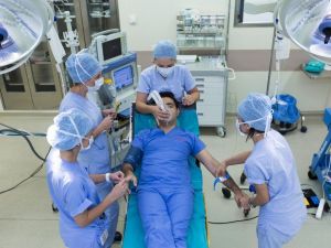 Hasta duygularını analiz etmek isteyen doktor, ameliyat masasına yattı