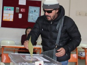 Ünlü Oyuncu İlker Aksum, mührü oy kullandığı bölümde unuttu