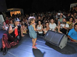 Mikrop Hikmet, Fuarda Çoşturdu