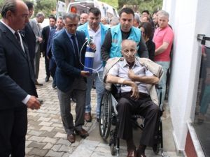 Yaptırdığı sağlık merkezinin açılışına ambulansla getirildi