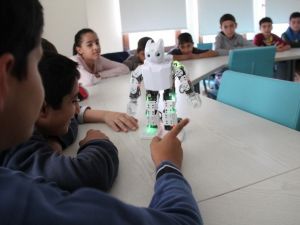 Mekik çekip, zeybek oynayan robotlar