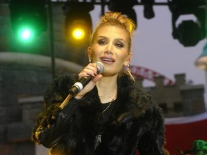 İrem Derici yeni single’ının ilk konserini İstanbul’da verdi