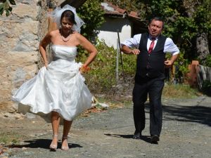 Yeşim Salkım düğününde giydiği gelinliği son kez giyip hayranına hediye etti