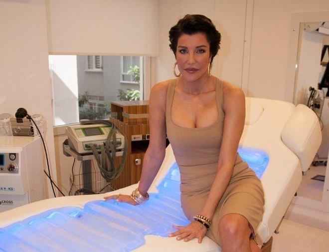 Deniz Akkaya’dan 21 bin liralık yatak pozu