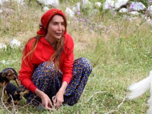 Podyumların yıldızıydı şimdi koyun otlatıp tavuk besliyor