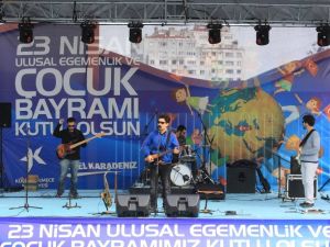Küçükçekmeceli çocuklar, pingani şarkılarıyla bayram yaptı
