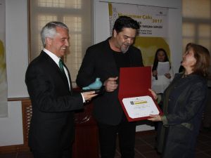 Beyazıt Öztürk, Anadolu Üniversitesi’ndeki ödül törenine katıldı