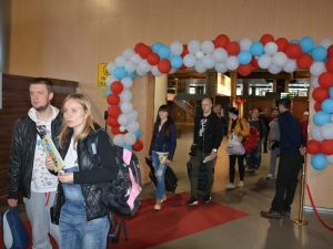 Ukraynalı kafile çiçeklerle karşılandı