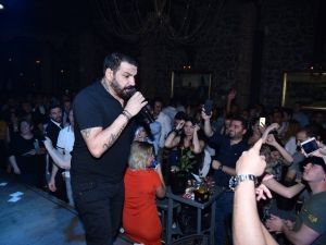 Azis İzmir’de sahne aldı