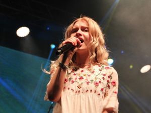 Aleyna Tilki ilk halk konserini verdi