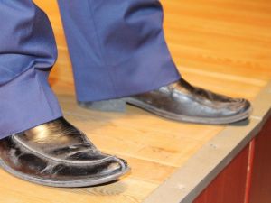 Oyuncu Yakup Yavru sahneye iki ayağında iki farklı ayakkabı ile çıktı