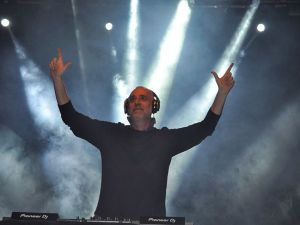 Gençler DJ Suat Ateşdağlı ile eğlenceye doydu