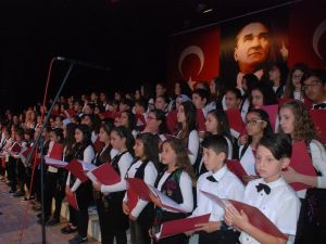 120 kişilik koro 8 farklı dilde konser verdi