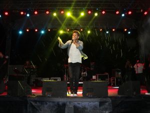 Binlerce genç sağanak yağmur altında Kolpa Grubu’nu dinledi