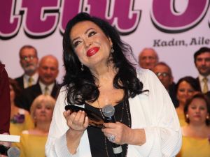 Anneler Günü konserinde Türkan Şoray sürprizi